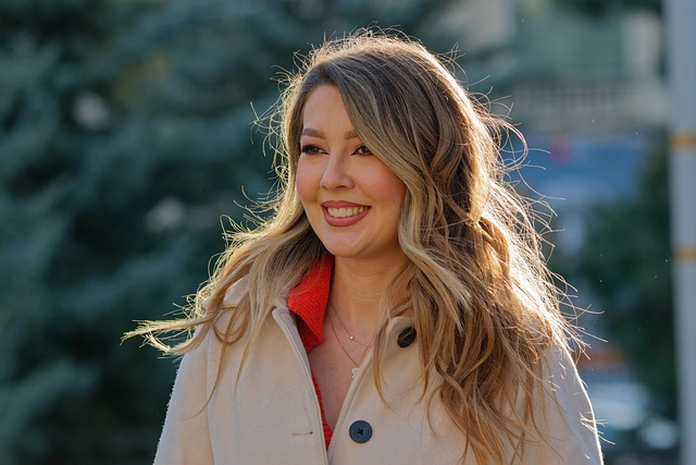 笑顔で歯を見せる女性