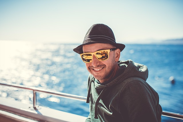 きれいに干された洗濯物と、それを見て笑顔で満足げな女性