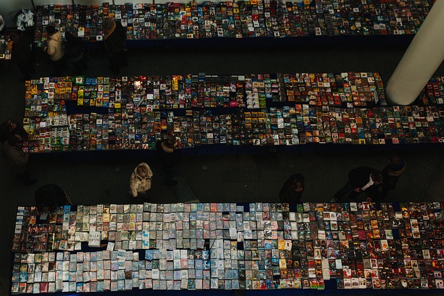 洗濯用品売り場で様々なアイテムを前にどれを選べばいいか迷う人