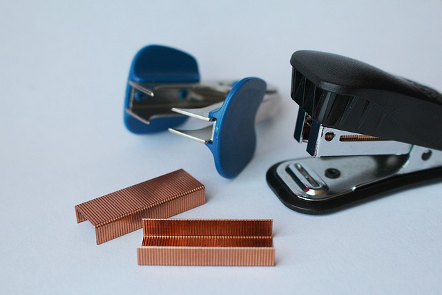 複数の携帯用汚れ対策グッズが並べられ、比較検討しているイメージ