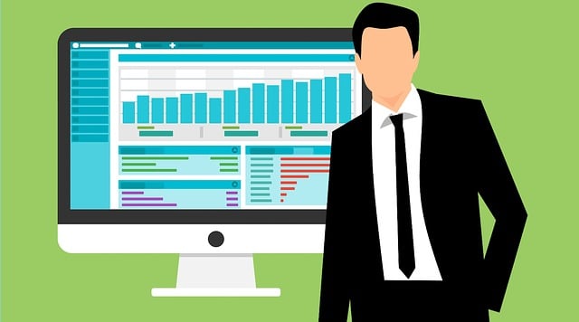 比較表やチャートが描かれたボードを見ている人のイメージ