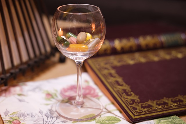 サプリメントの瓶と注意書き、または健康的な食事のイメージ