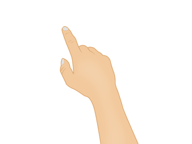 比較表を指差しながらサプリメントを選ぶ人