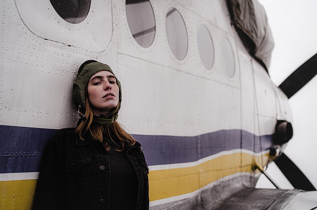 キャンプギアでいっぱいの車と困惑するキャンパー