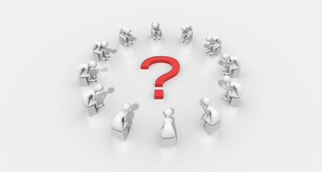 キャンプギアの比較表を見ながら真剣に検討する人