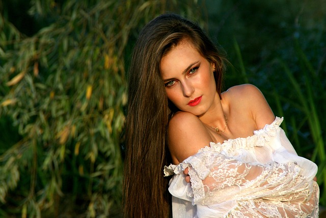 たくさんの化粧品に囲まれ、どれを選べば良いか悩む女性