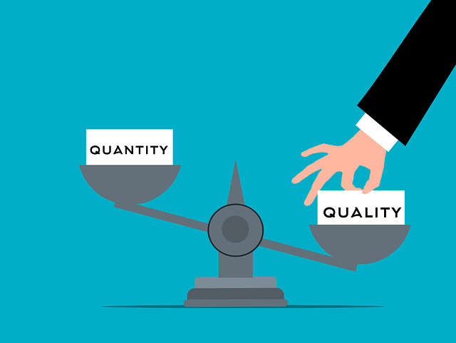 比較表とペン、選択肢を検討する様子