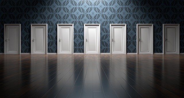 悩んでいる人のイメージと、たくさんの選択肢