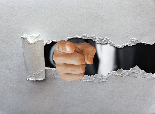 眼精疲労サプリの比較表を指差す手