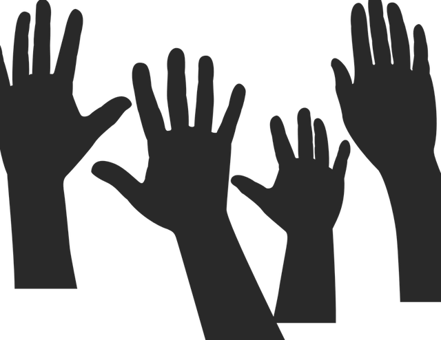 脇汗の悩みが解消され、笑顔で自信に満ちた表情の女性が腕を上げているイメージ