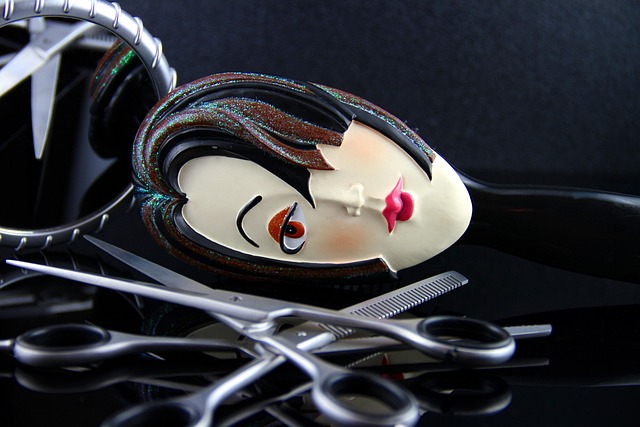 細い髪に悩む女性が鏡を見ている様子