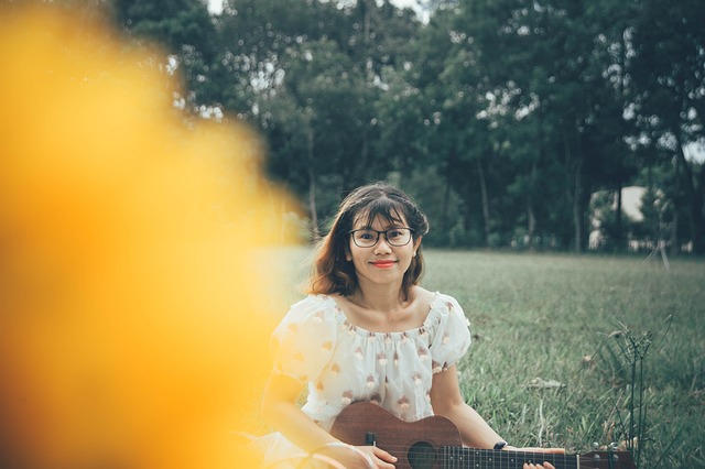 晴れた屋外で音楽を聴きながら笑顔の人
