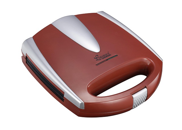 髪のパサつきに悩む女性が鏡を見ている様子