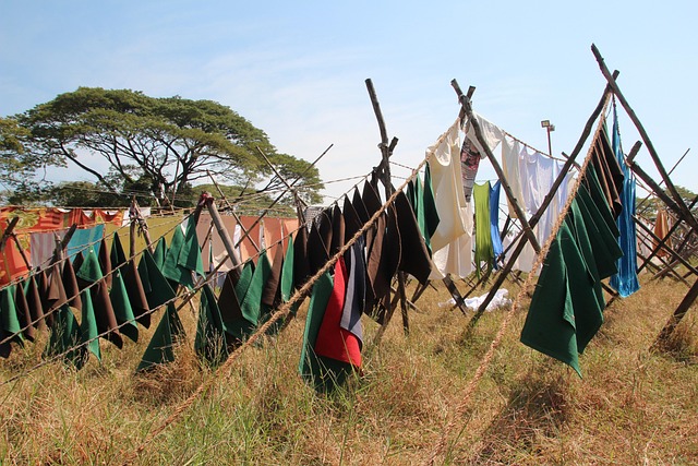 乾いた洗濯物を気持ちよさそうに取り込んでいる人のイメージ