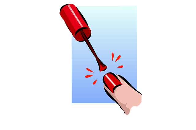 ハサミタイプの爪切りで犬の爪を切る様子