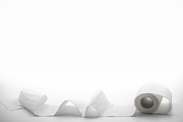 トイレの黄ばみに悩む人のイメージ