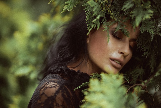 肌ケアをしている人、または注意書き