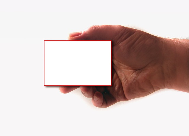 サプリメントの注意書きを確認する手元