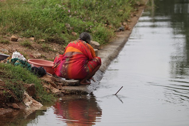 乾いた洗濯物を笑顔でたたむ女性