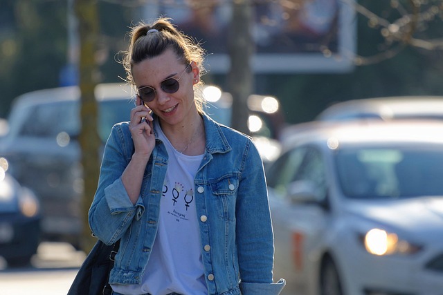 容量に余裕ができたスマホと笑顔の人