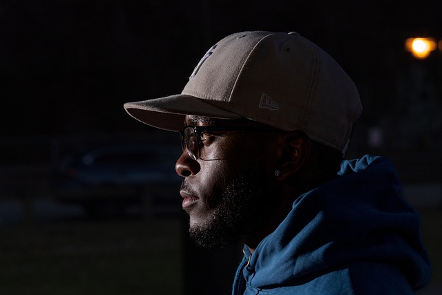 サイクリングを笑顔で楽しんでいる人物の横顔