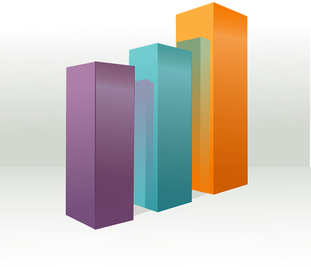 日焼け止め製品の比較表を見る女性