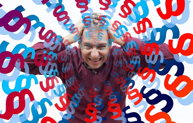 情報過多で悩む女性