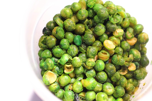 サプリメントの瓶と、バランスの取れた食事、水を飲むグラスが並べられたテーブル