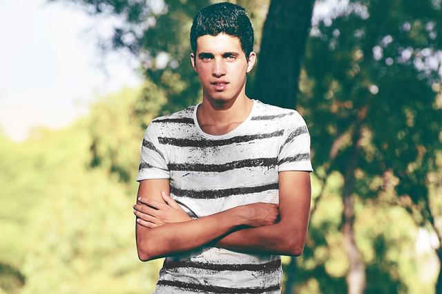 シワのないきれいなシャツを着て笑顔で出かける人