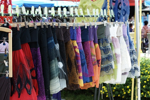 3種類の家電（ドラム式洗濯乾燥機、衣類スチーマー、衣類乾燥機）が並べられ、比較検討している様子