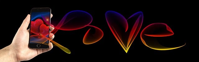 情報過多で迷っている人がスマートフォンを見ている様子