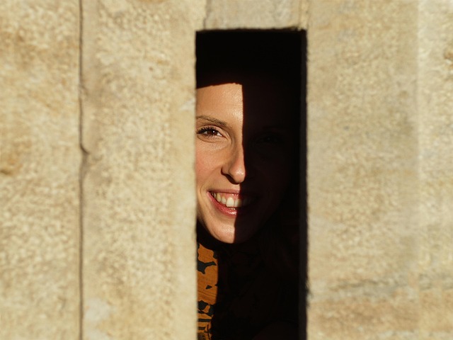 ピカピカになったキッチンで笑顔の女性