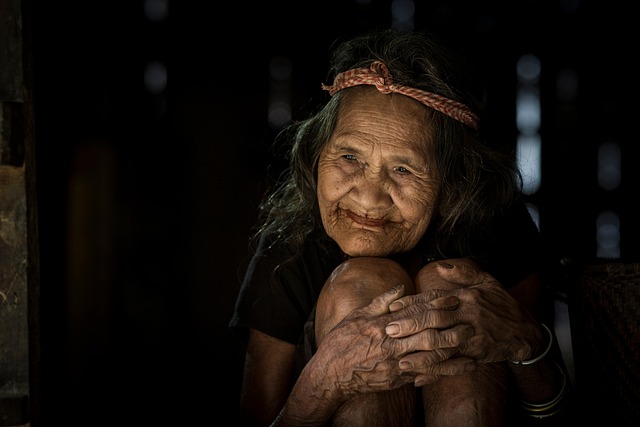 手の甲のシワに悩む女性の手元