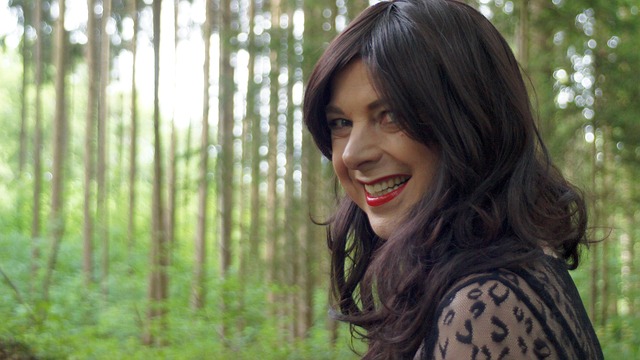 目のショボつきが改善され、明るい表情の女性のイメージ