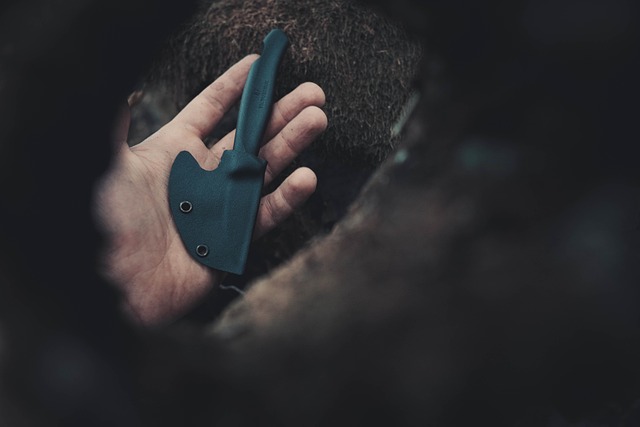 包丁を研ぐ人の手元と研ぎ石