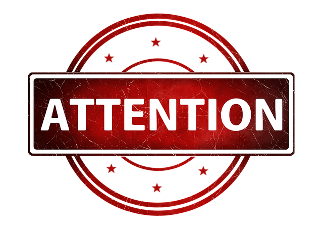 トイレ掃除をしている人、または注意喚起のサイン