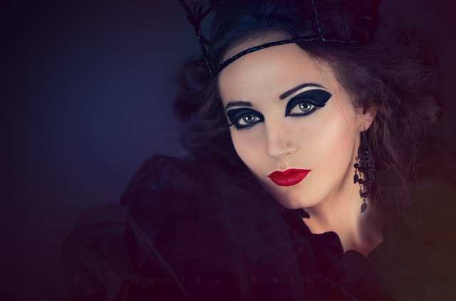 たくさんの化粧品に囲まれて悩む女性