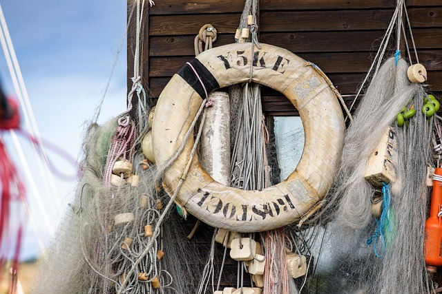 防災グッズのアイテムが並べられたテーブルと、それを見比べる人