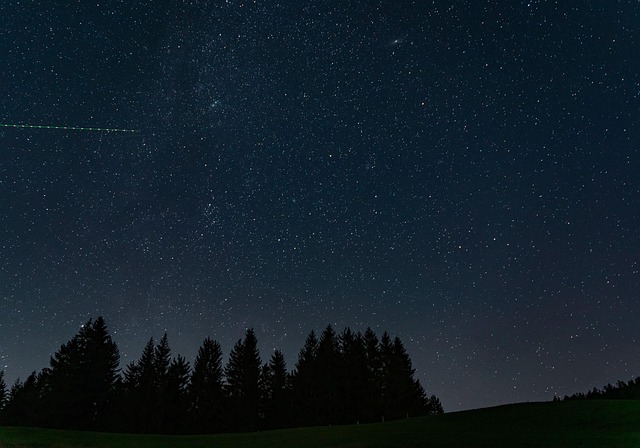 様々な天体観測グッズが並べられ、比較検討している様子