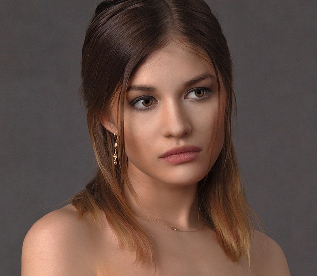 自信なさげに膝を隠す女性のイラスト