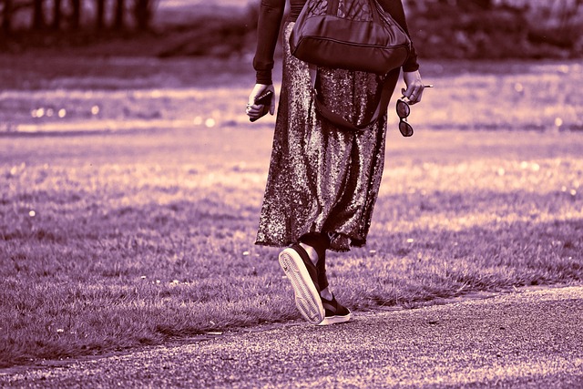 自信を持ってスカートを履き、笑顔で歩く女性