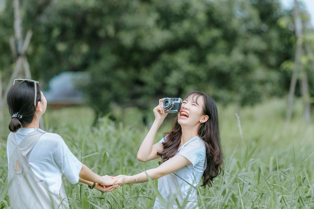 修理されたお気に入りの雑貨を手に笑顔の女性