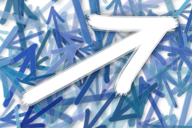 複数の暖房器具を前に悩む人