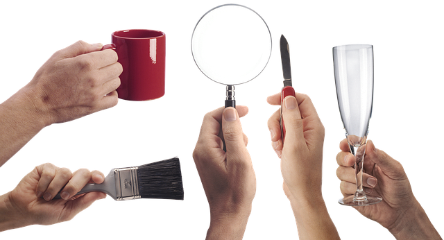 切れ味の悪い包丁で苦戦する人の手元