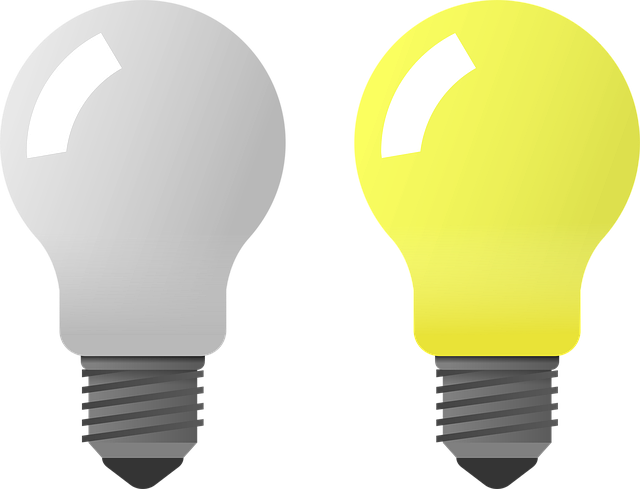 3つの選択肢を比較検討している人のイラスト