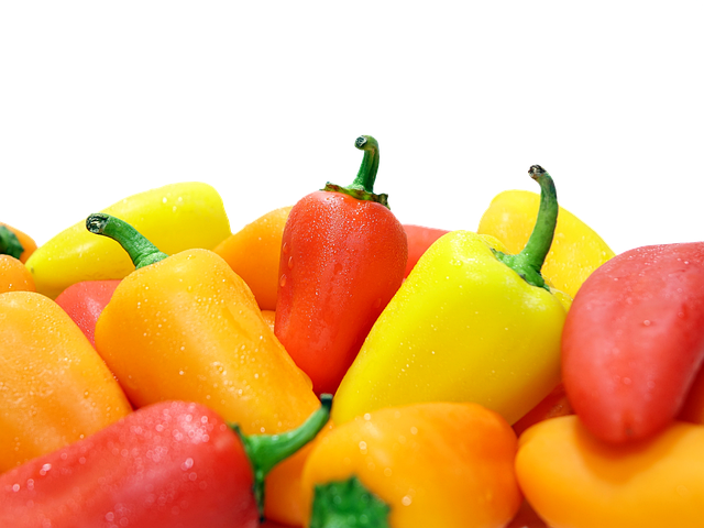 新鮮な野菜や果物、水が並べられた健康的な食卓のイメージ