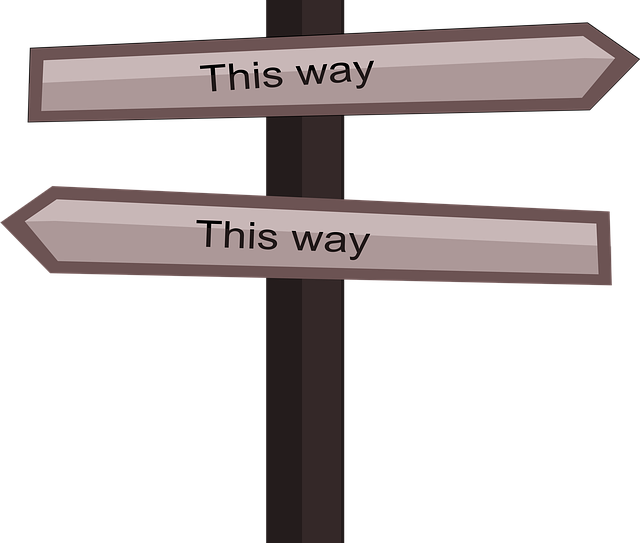 たくさんのサプリメントのボトルが並び、どれを選べばいいか迷っている人の様子