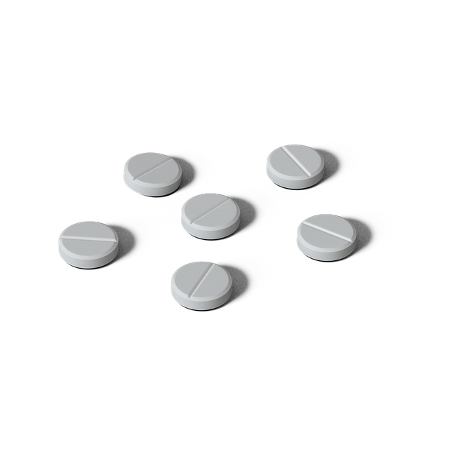 複数のサプリメントの情報を比較検討する様子