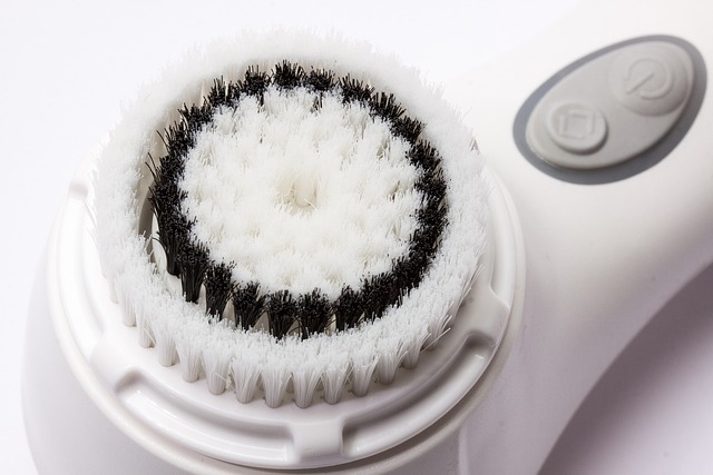 多くの洗顔家電が並び、どれを選べばいいか迷っているイメージ